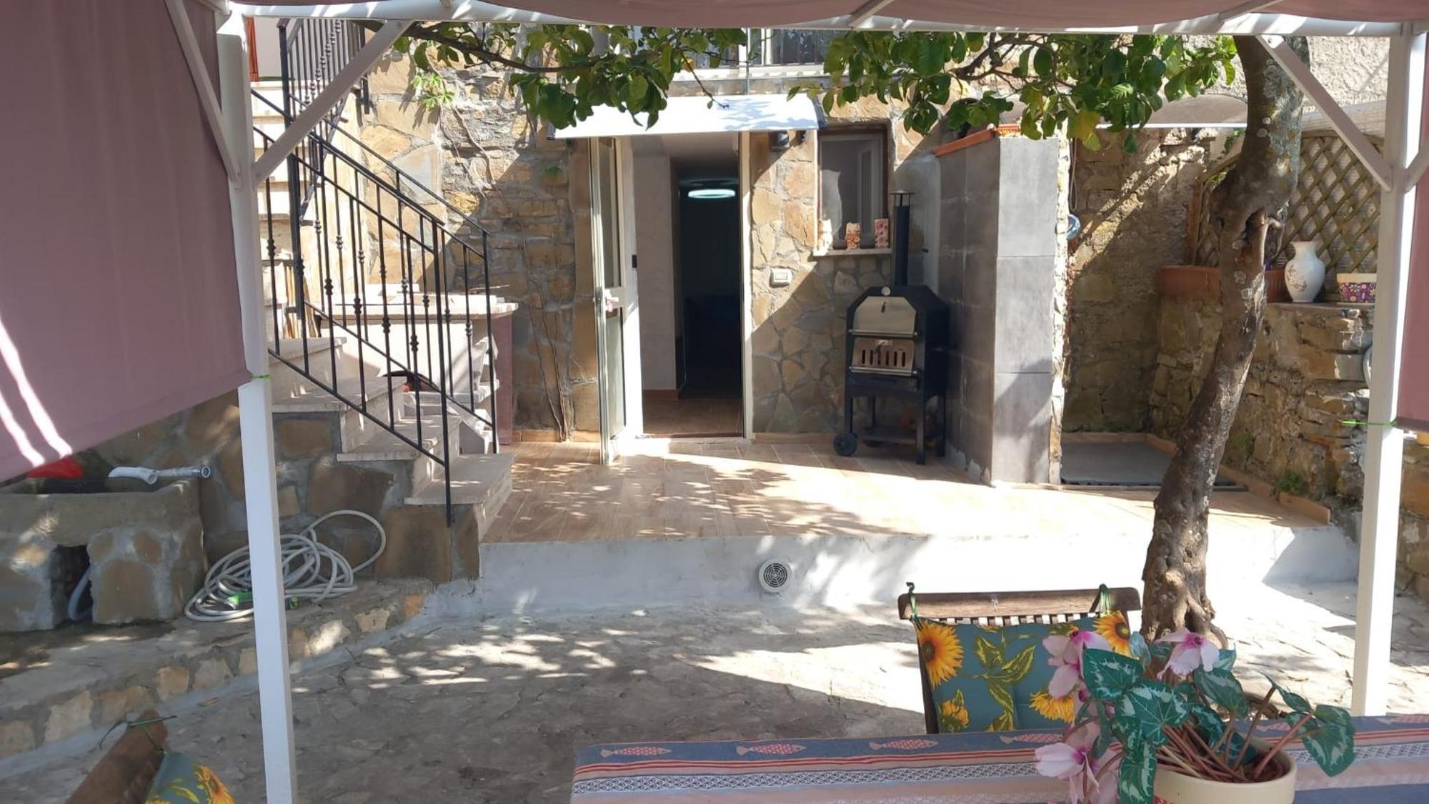 Hotel Loft da Maria, scavata nella pietra, stanza con bagno interno e box doccia esterna Cannicchio Esterno foto